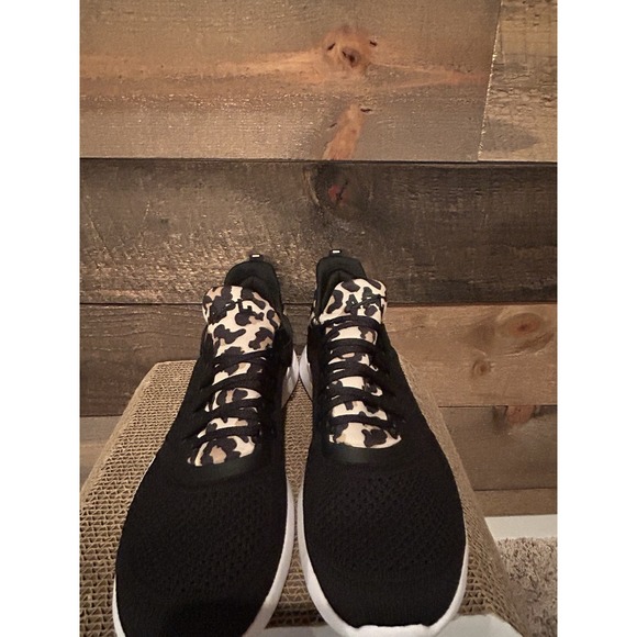Athletic_Shoes